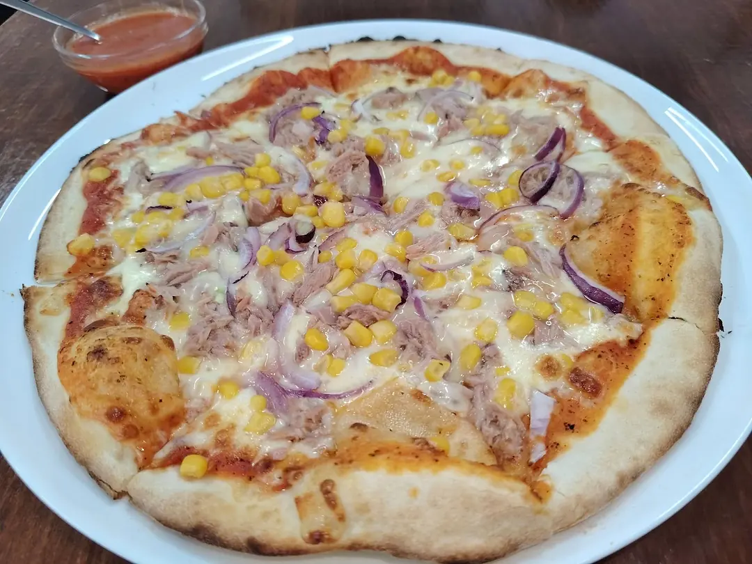 Pizza Tonno pe blat subțire, servită în local la Tora Tora